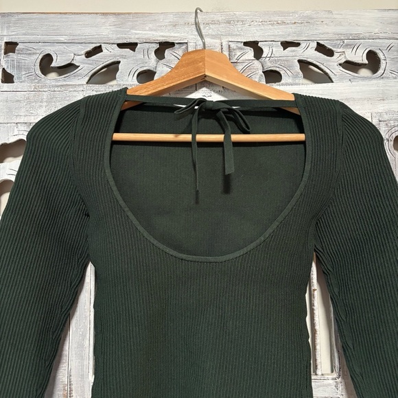 Babaton Scarab Green Sculpt Knit Scouted Ribbed Open Back Longsleeve Blouse NWT - Picture 5 of 12
